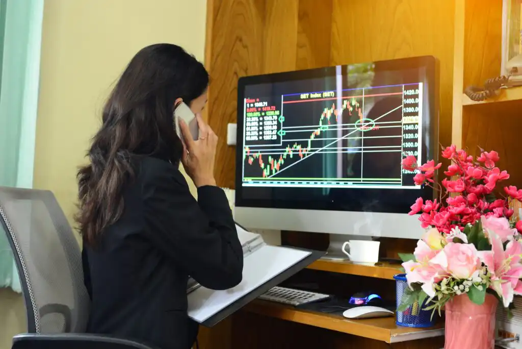 Strangle Option Strategy – Definition, Advantages & Disadvantages